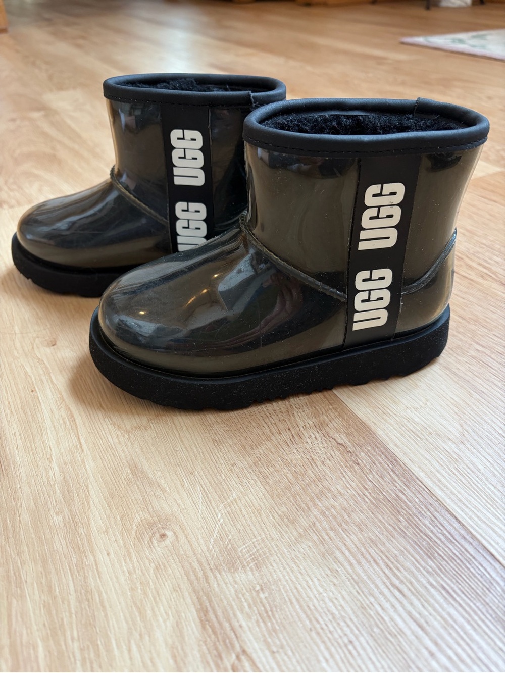 UGG Kids Boots Classic Clear Mini II black waterproof shiny $120 - Picture 4 of 8